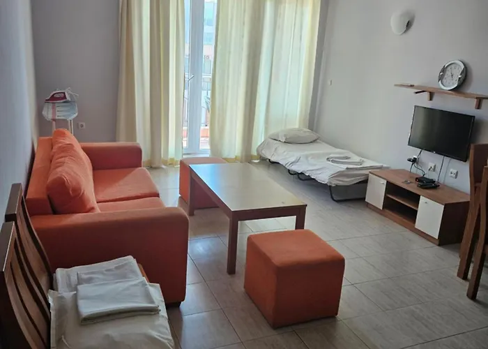 아파트호텔 тристаен просторен с две отделни спални *