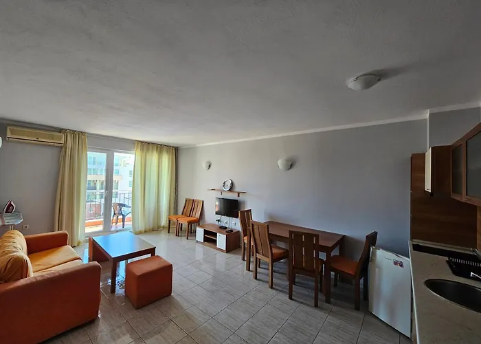 아파트호텔 тристаен просторен с две отделни спални